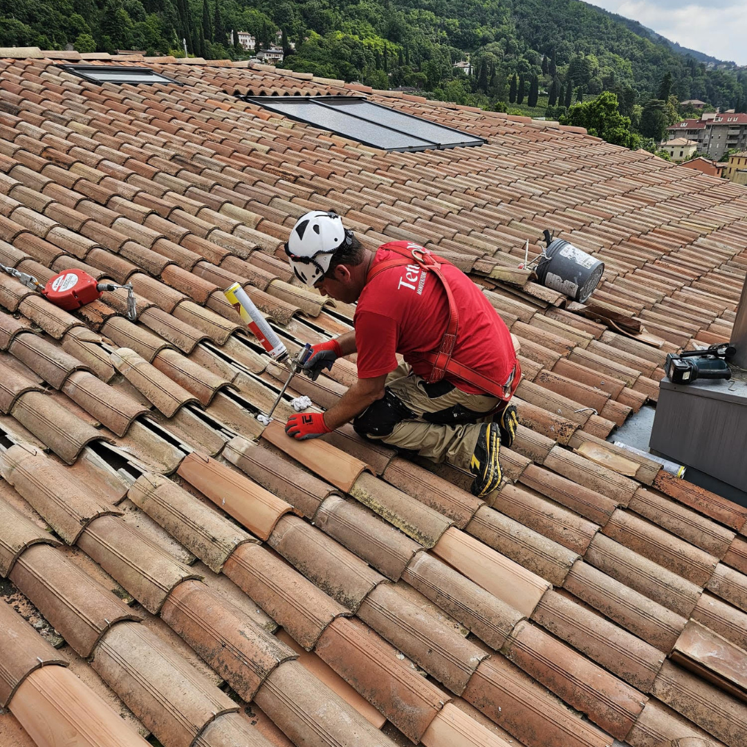 Tecnico specializzato Tetto OK al lavoro su riparazione tetto con tegole e pannelli solari